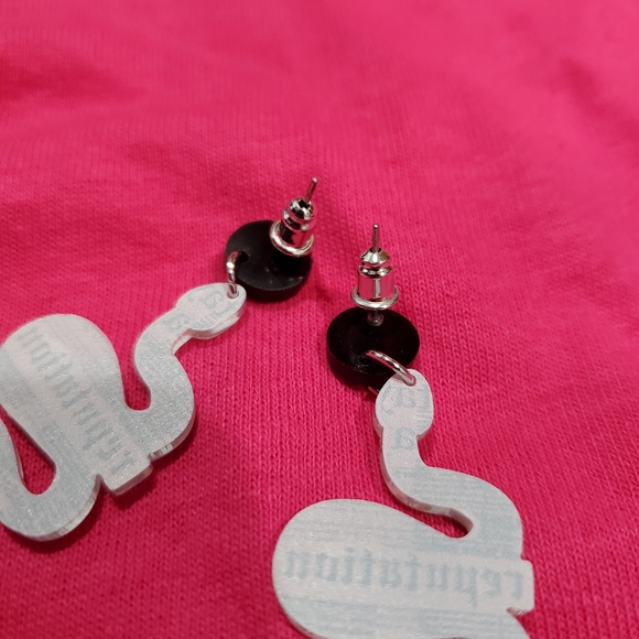 NWOT Taylor Swift Inspired "Reputation" Earrings - Picture 7 of 7